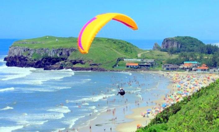 Kitnet S2 Em Torres-Rs - Na Mais Bela Praia Gaucha - Cozinha - Banheiro - Ar Condicionado - Tv Smart 32' - Wi-Fi - Estacionamento - Anfitria Superhost No Bnb Экстерьер фото